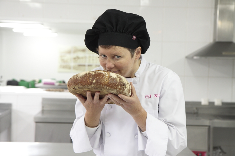 Unzertrennlich: Ina Blisse und das Brot. Foto: Fernández Echevarria 