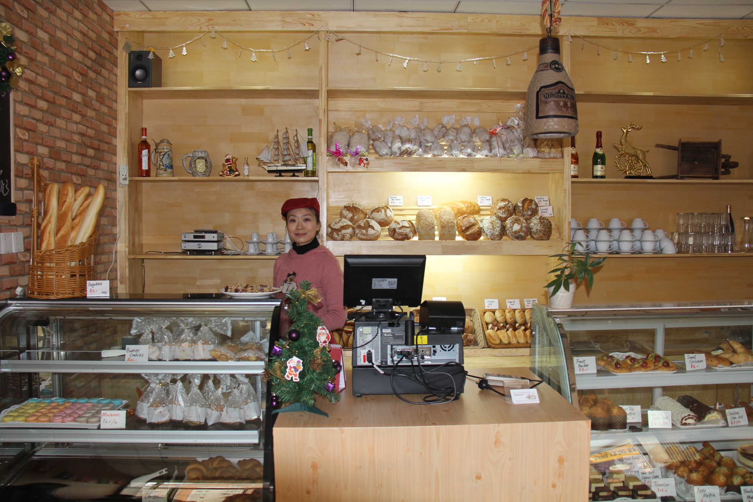 Charmante Chefin: Bing Wang führt den Laden und das Café. Foto: privat 